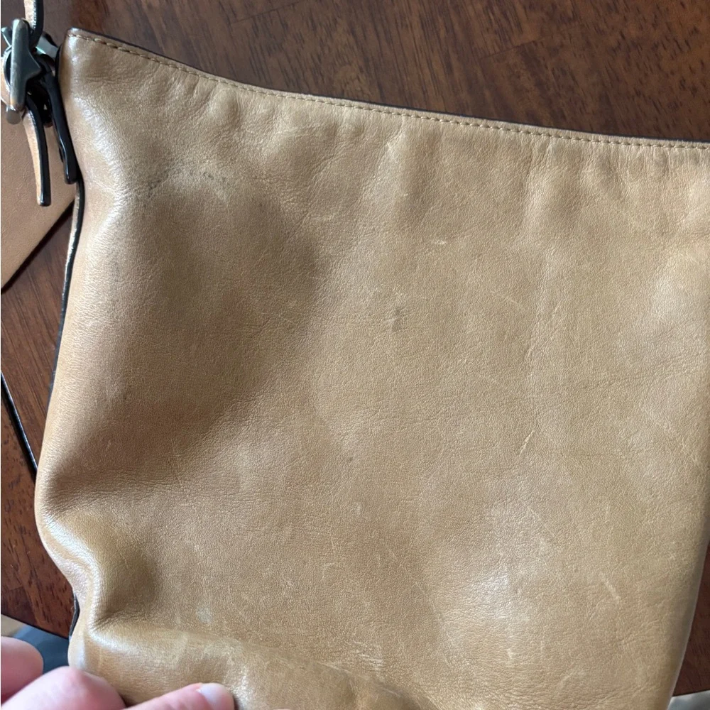 Coach Tan Crossbody Bag with Classic Design - Picture 4 of 13